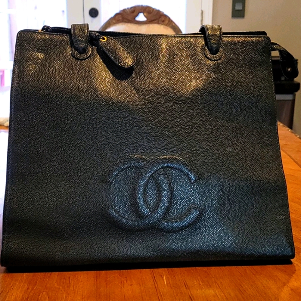 Gorgeous Chanel Caviar Sholder Bag